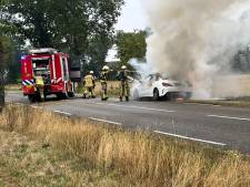 Mercedes volledig in brand op Hellendoornseweg