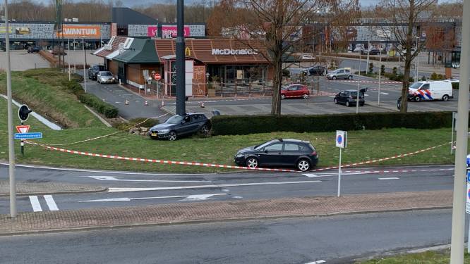Man rijdt in op stel bij McDonald’s in Almelo: ‘Een knokpartij en daarna achtervolgden ze elkaar’