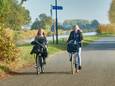 Scholieren fietsen op de parallelweg langs het kanaal bij Zijtaart richting de Taylorbrug, een beeld uit het archief.