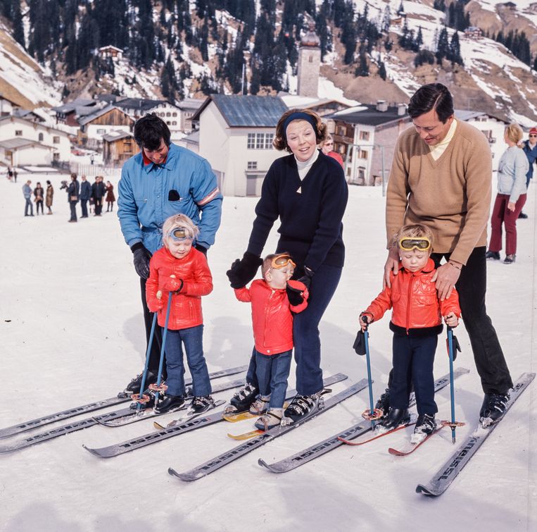 5 maart 1972: Alle prinsjes op ski's, v.l.n.r. Willem-Alexander, Constantijn en Johan Friso. Daarachter een skileraar, prinses Beatrix en prins Claus. Beeld ANP / Nationaal Fotopersbureau
