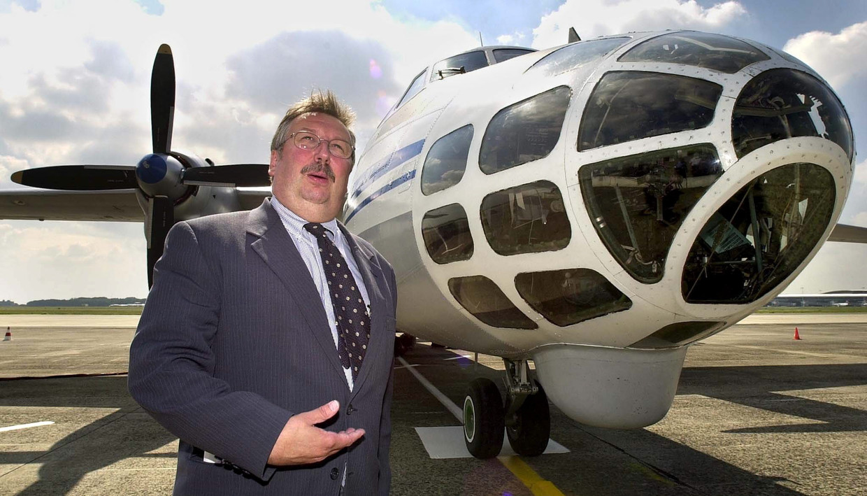 Voormalig minister van Defensie André Flahaut (PS), hier bij een Antonov-verkenningsvliegtuig. Beeld EPA