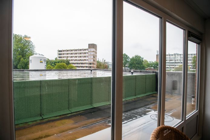 Het zicht vanaf de hal op het dak van de nieuwe entree. Op dezelfde hoogte zit het appartement dat door de fout nu onbewoonbaar is.