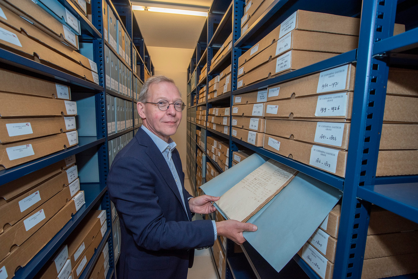 Lintje voor vertrekkend rijksarchivaris Jan Sanders Foto bd.nl