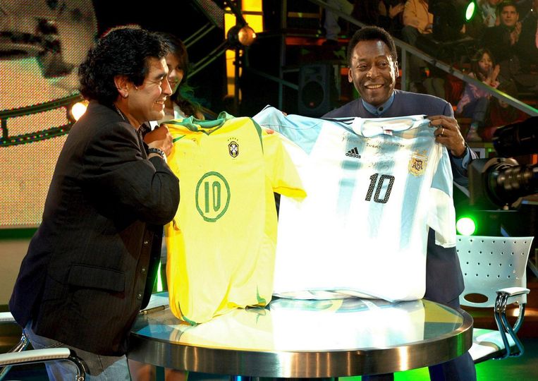 Maradona met een Braziliaans voetbalshirt en Pelé met een Argentijns shirt. Beeld epa