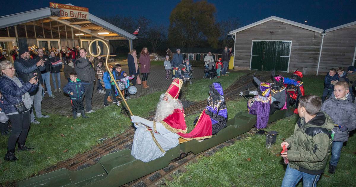 Sinterklaas komt met de minitrein naar Hoedekenskerke: hulp-Kees heet hem welkom