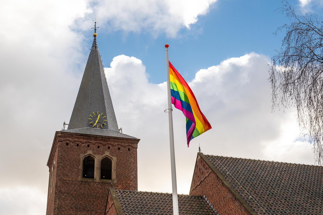 De protestantse kerk aan de Varviksingel in Enschede hees vorig jaar de regenboogvlag uit protest tegen de Nashville-verklaring.