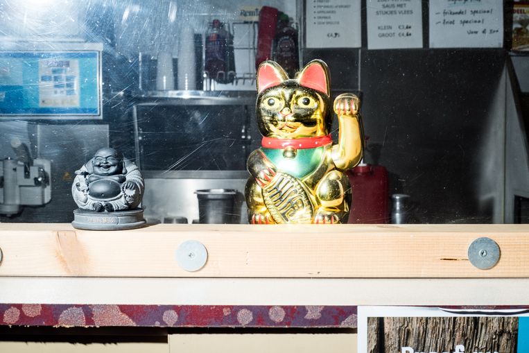 De kat die het fortuin naar binnen wuift, op de toonbank. Beeld Jan Mulders