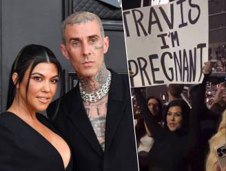 Kourtney Kardashian verrast haar man tijdens concert: “Travis, ik ben zwanger!”