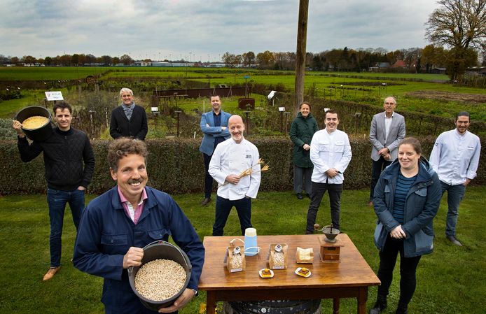 Groenteboer Henk Kerkers (links) met chefkoks en mensen van koks-opleidingen.