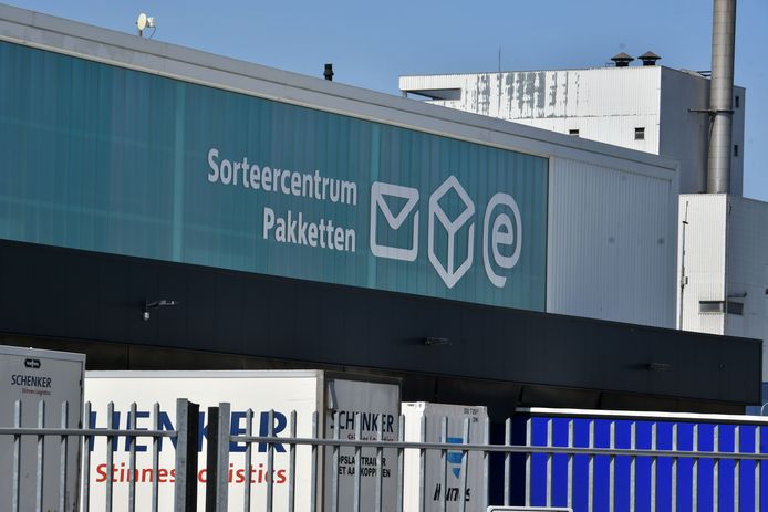 Het depot van PostNL in Hengelo waar pakketten worden gesorteerd.