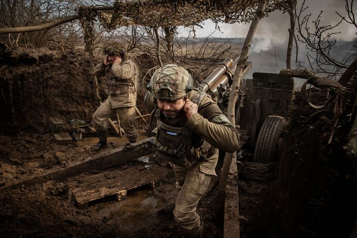 Oekraïense soldaten vuren om de Russen in de buurt van Avdiivka.
