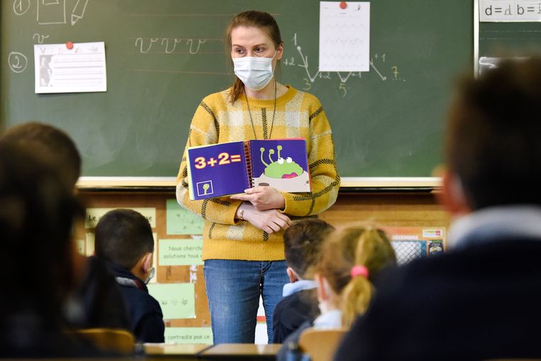 Een leerkracht lager onderwijs in Brussel. Er blijkt een mismatch in het onderwijs: een groot deel van de leerkrachten wil deeltijds werken en een ander deel wil net meer werken, maar vindt geen uren. Beeld Photo News