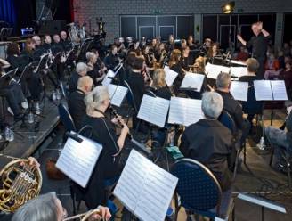 Jubileumfeest voor dirigent tijdens jaarconcert Koninklijke Harmonie Verbroedering Vorselaar