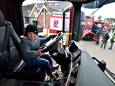 Menig kind nam plaats achter het stuur tijdens de open dag, terwijl hun ouders op het dak van de wagen klommen om de 500 meter lange brandslang te bewonderen.