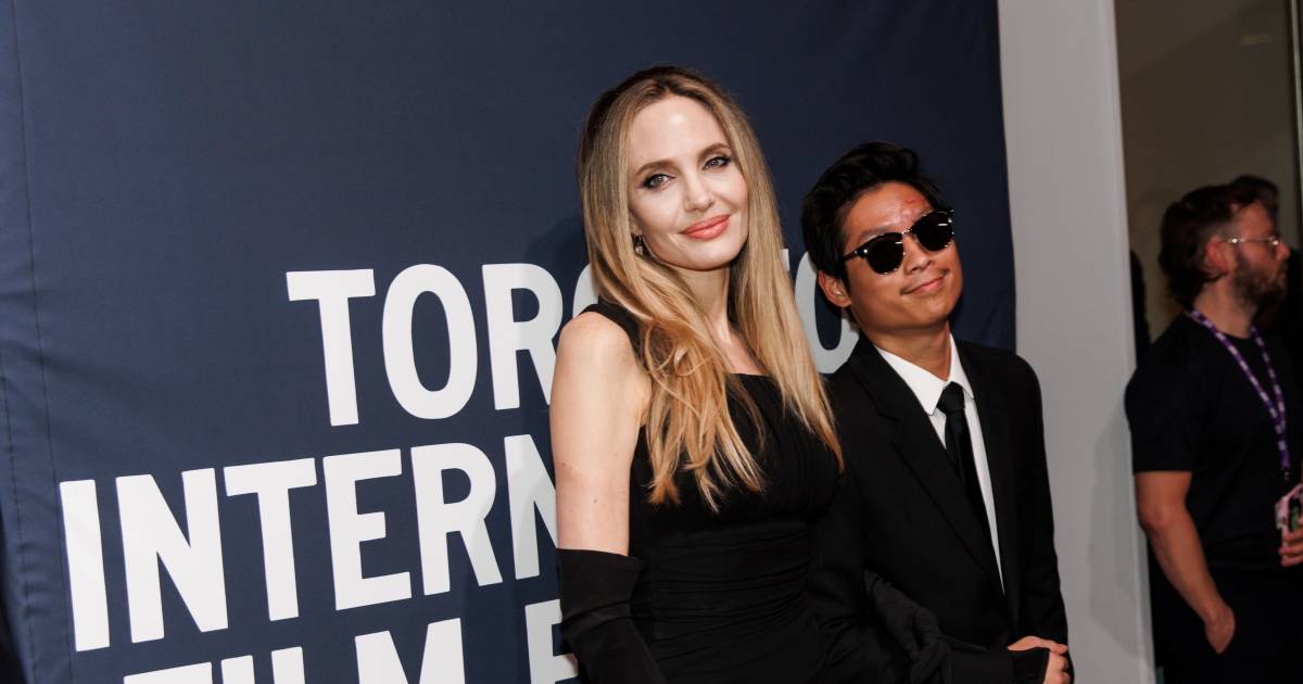 Zoon Angelina Jolie toont littekens van ernstig fietsongeluk op rode loper.
