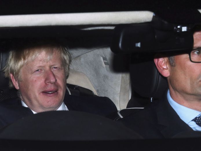 Boris Johnson wordt weggereden vanuit het parlement nadat zijn oproep voor vervroegde verkiezingen daar voor de tweede keer werd weggestemd.