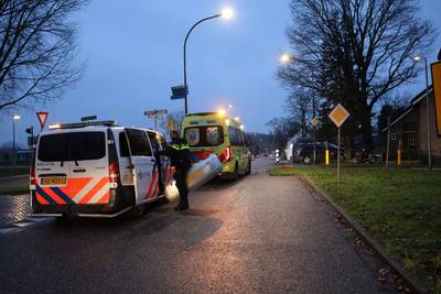 Scooterrijder raakt gewond bij botsing met auto op kruising in Waspik, achterbumper schiet los