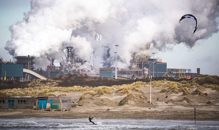 De fabriek van Tata Steel, gezien vanaf de kust bij IJmuiden.  Beeld Freek van den Bergh / de Volkskrant