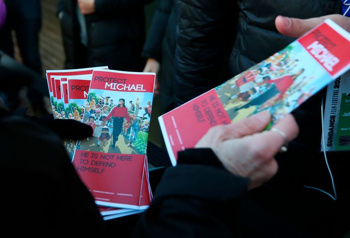 “Hij is niet hier om zichzelf te verdedigen”, staat op een protestfolder tegen de documentaire.