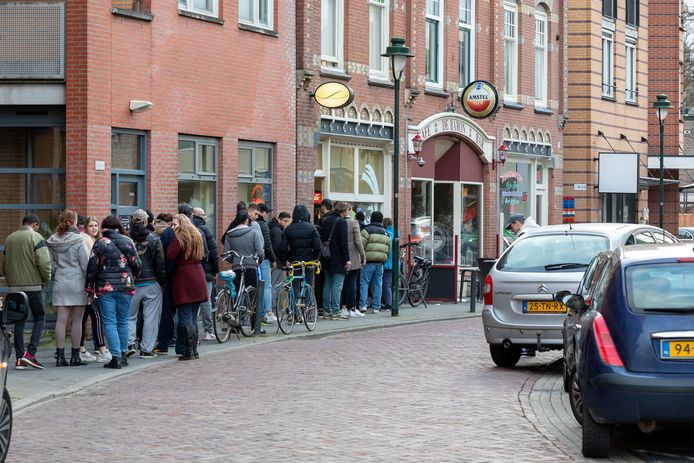 De aankondiging dat coffeeshops in Nederland gingen sluiten, trokken massale rijen.