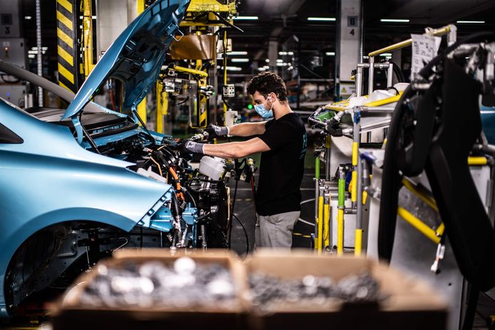 Een Renault-werknemer aan het werk in de de fabriek van het Parijse Flins-sur-Seine, de grootste Renault-fabriek.