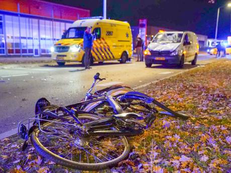 Fietser zwaargewond door botsing met bestelbus tijdens oversteken straat in Veldhoven