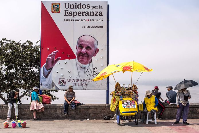Een banner in Peru verwelkomt de paus.