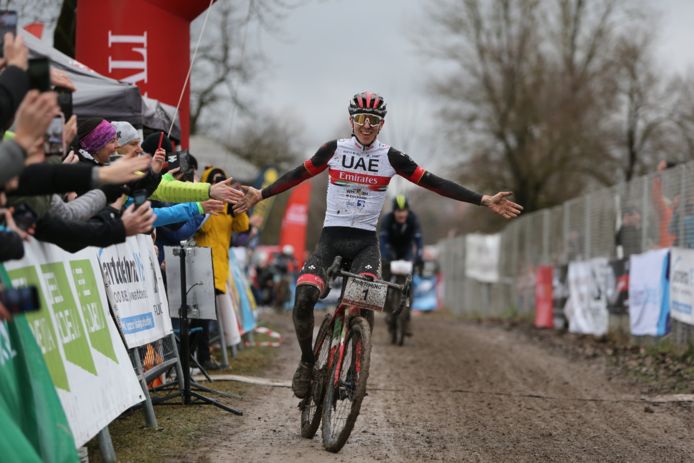Pogacar had nog tijd om te vieren met de fans langs het parcours.