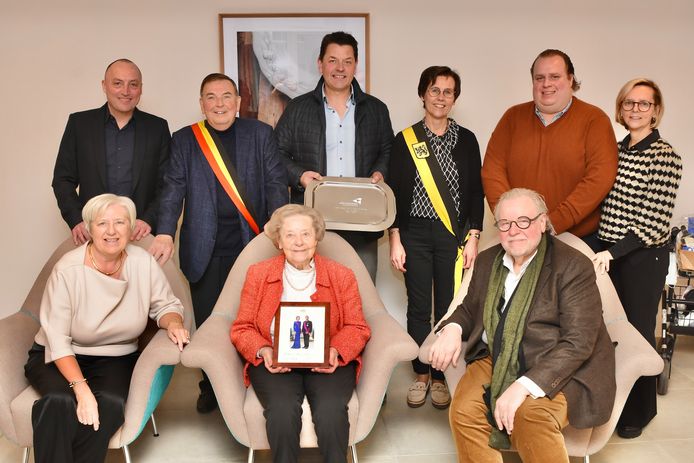 De traditionele foto met familie, vrienden en een delegatie van het gemeentebestuur en de provincieraad.