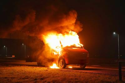 Autotransporter vliegt in brand op A58 bij Bavel, bestuurder stapt net op tijd uit