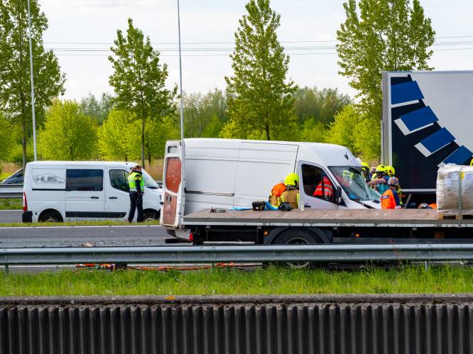 Twee personen zwaargewond na aanrijding tussen busje en vrachtwagen op de A15 bij Rotterdam