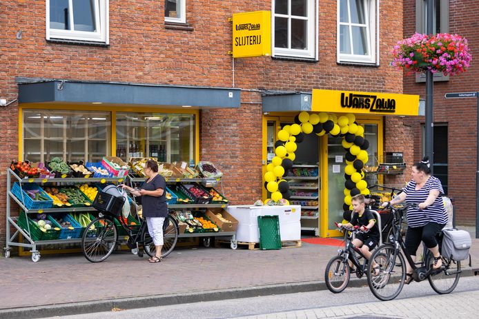 De Poolse supermarkt WarsZawa in Schijndel ging afgelopen weekend open.