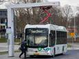 Een bus van RRReis staat geparkeerd bij station Ede-Wageningen.