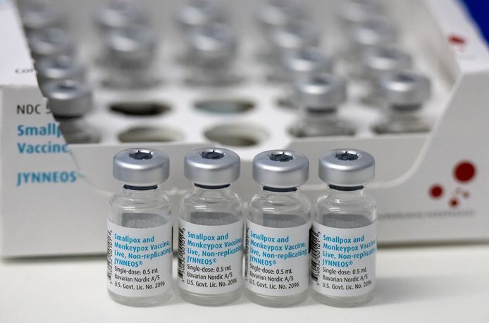 Behalve sensibilisering, wordt er ook ingezet op vaccinatie. België bestelde eerder deze maand nog eens 30.000 extra dosissen van het Jynneosvaccin.