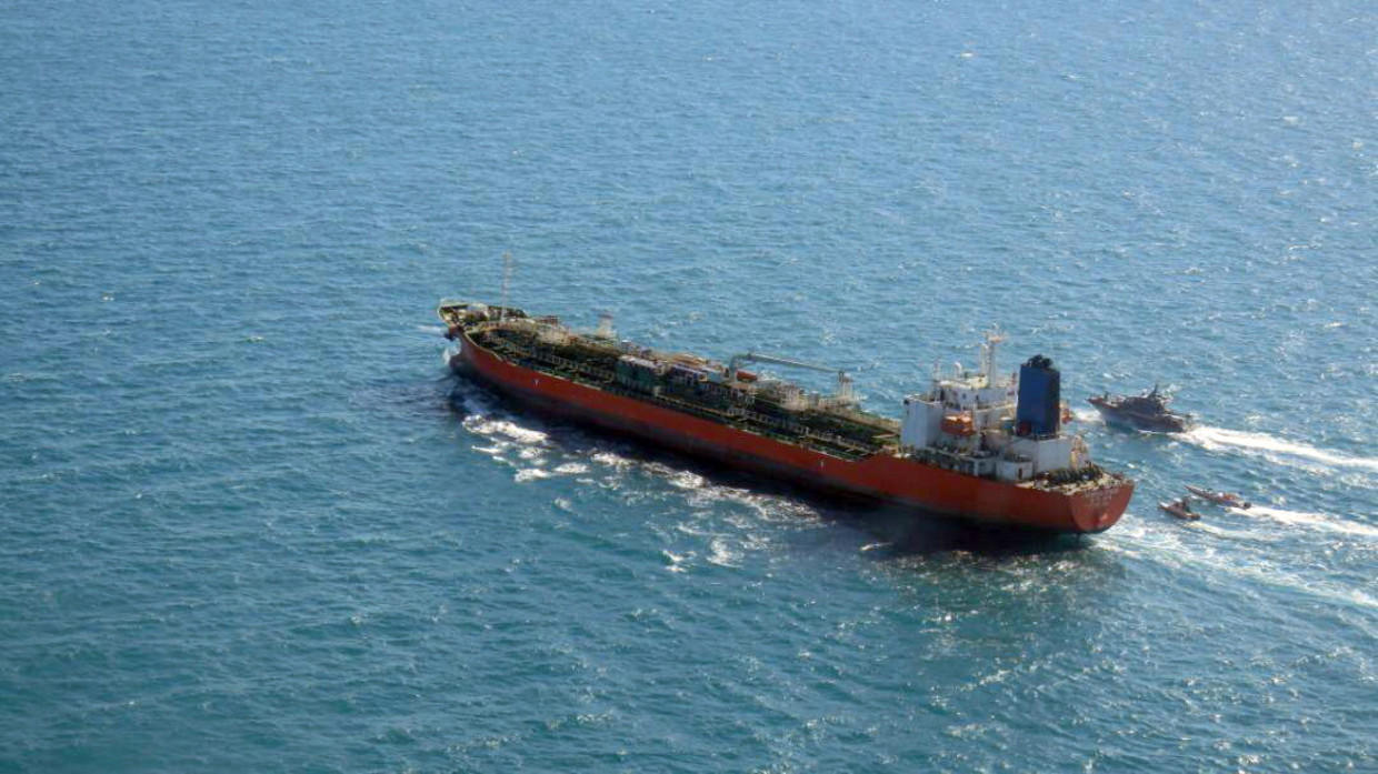 De Zuid-Koreaanse tanker Hankuk Chemi werd maandag gekaapt door leden van de Revolutionaire Garde.  Beeld EPA