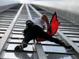 Franse Spiderman beklimt wolkenkrabber in Parijs