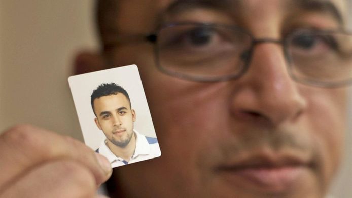 Mohamed Nidalha, de vader van Reda met een foto van zijn zoon.