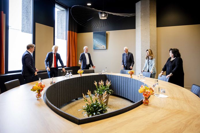 Pieter Omtzigt (NSC), Geert Wilders (PVV), informateur Elbert Dijkgraaf, informateur Richard van Zwol, Dilan Yesilgoz (VVD) en Caroline van der Plas (BBB) tijdens een nieuwe gespreksronde in de kabinetsformatie.