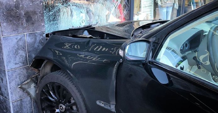 Een auto ramde zondagmiddag een winkelpand in Zwijndrecht.