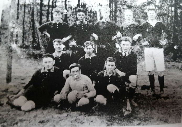 Voetbalclub KMD uit Putten, jaartal onbekend. Cornelis Lambertus van Leeuwen, bovenste rij, geheel links. Johannes Jacobus Rietbergen zit op de onderste rij, geheel links.