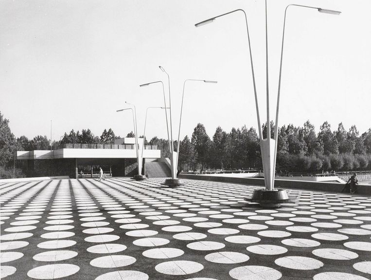 Het ‘stippenterras’ met de drie monumentale lantaarnpalen direct voor het paviljoen. Beeld  Stadsarchief Amsterdam