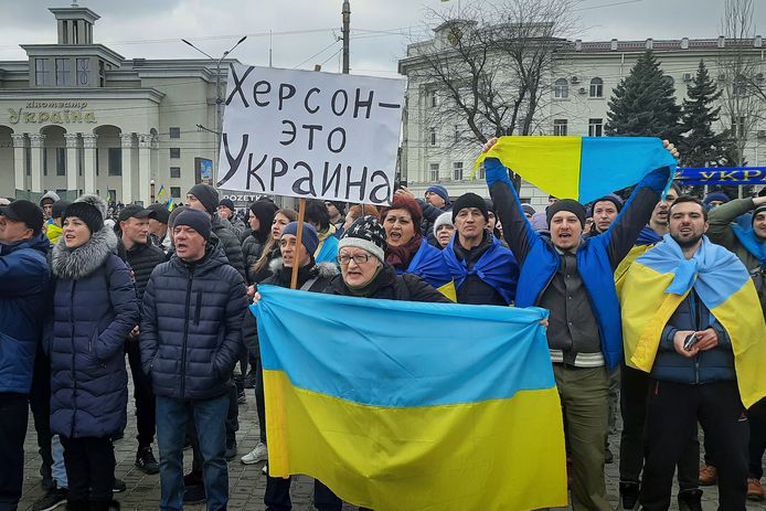 Bewoners van Cherson demonstreren regelmatig tegen de Russische bezetters, zoals hier vorige maand. Op het bord staat: Cherson is Oekraïne.