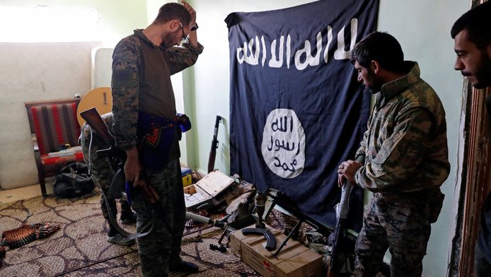 Strijders van de Syrische Democratische Strijdkrachten (SDF) inspecteren wapens en munitie tijdens een inbeslagname op 7 oktober in Raqqa.