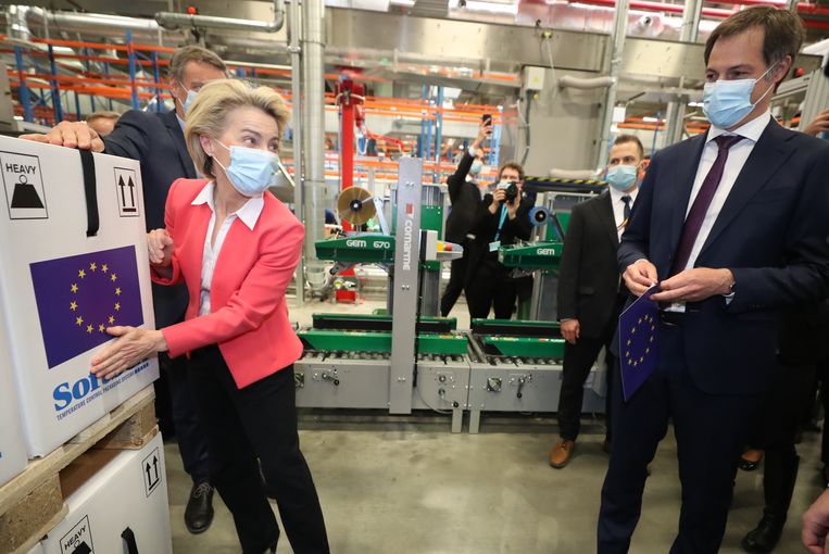 Ursula von der Leyen (links), voorzitter van de Europese Commis­sie, tijdens een bezoek aan een fabriek van BioNTech/Pfizer, fabrikant van een van de vier voor de EU goedgekeurde vaccins. Beeld BELGA