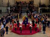 Kleinkinderen waken bij de kist van Queen Elizabeth
