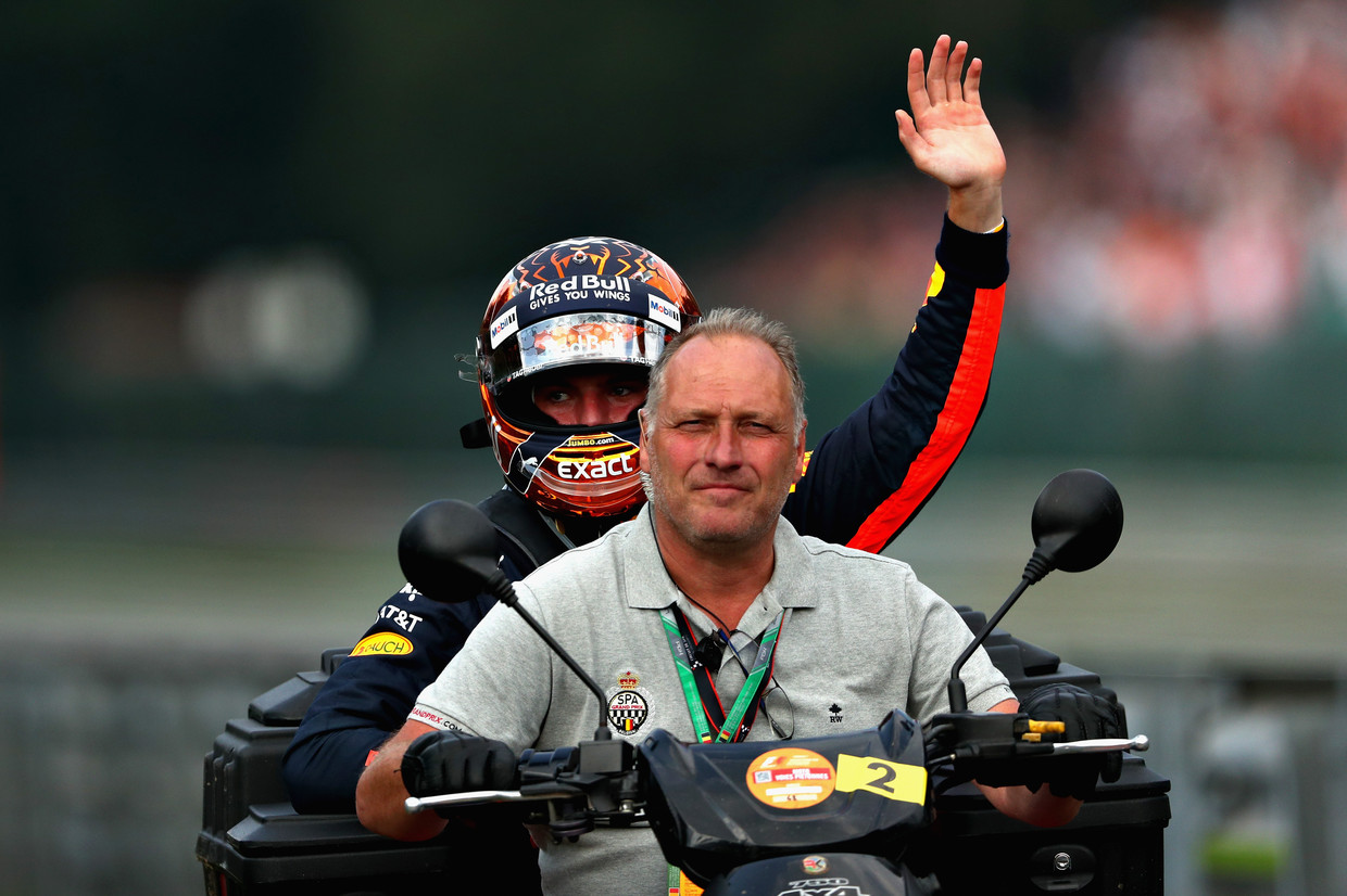 Verstappen zwaait nog even naar zijn fans, nadat hij in België zijn auto aan de kant had gezet. Beeld Getty Images