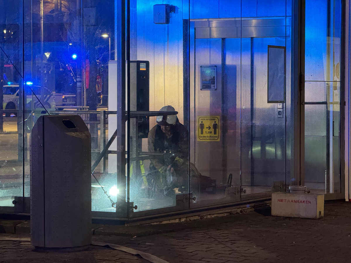 Auto brandt volledig uit in ondergrondse parking SintJansplein bijna 200 wagens onder het roet