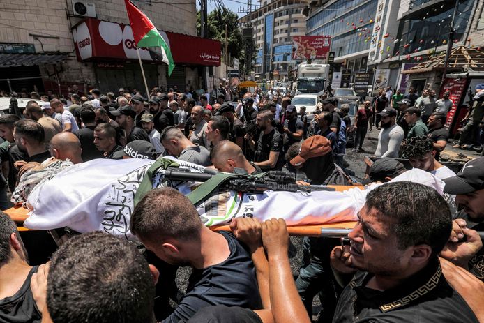 Rouwende inwoners dragen het lichaam van een omgekomen Palestijn na de confrontaties met het Israëlische leger. (05/07/23)