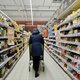 Ondanks teruglopende inflatie blijven de voedselprijzen hoog. Wat gaan de supermarkten doen?