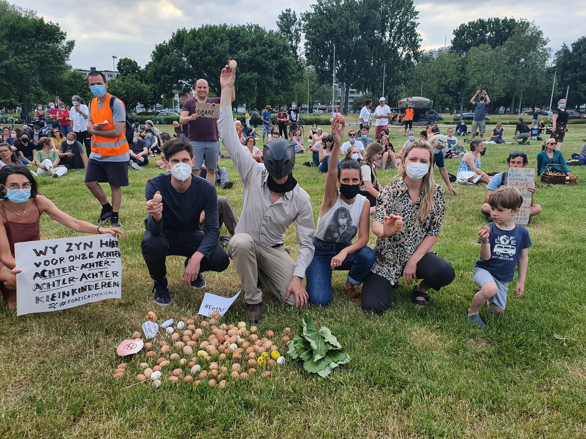 'Un oeuf = un oeuf': het protest van burgerbeweging Grondrecht lokte 400 sympathisanten naar de Boeienweide op Linkeroever. Thomas 'De Kat' Goorden is omgeven door een aantal van de kerngroep van Grondrecht.
